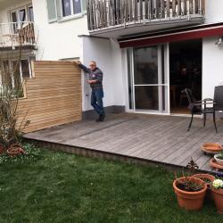 Kebony Terrasse nach einem Jahr mit neuem Sichtschutz